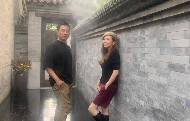 贝雷帽|黎耀祥邓萃雯罕见同框，“九姑娘”穿开衫戴贝雷帽，成熟曲线抢镜