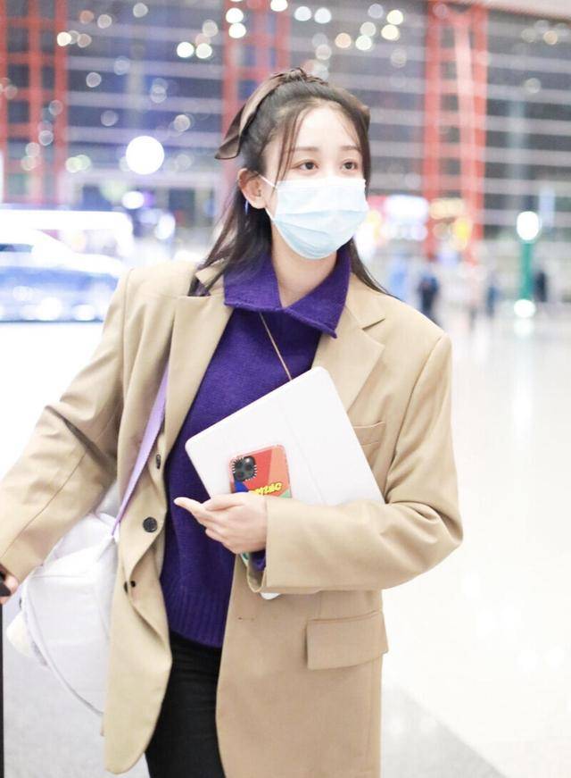 身材|海陆的穿搭又“火”了，穿卡其色西装干练高级，配紫色内搭超个性
