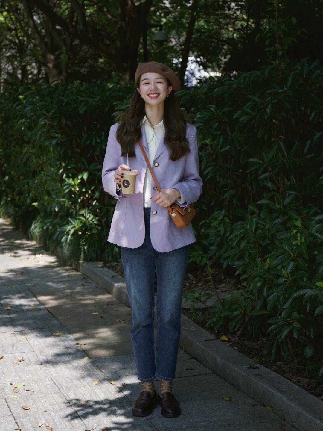 气质|普通女孩该怎么穿才洋气?白色西服搭配百褶裙干练精致,优雅大气