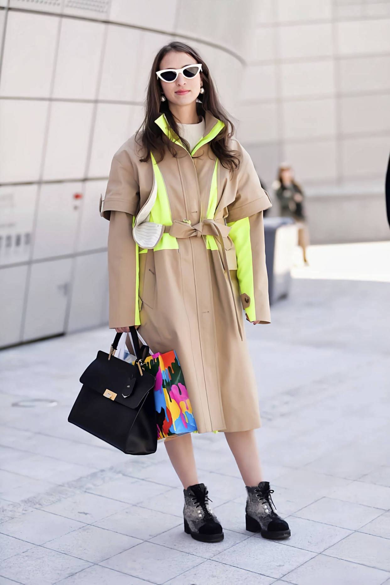 原创王薇薇仗着身材好72岁还敢挑战荧光绿吊带裙却被生图暴露年龄