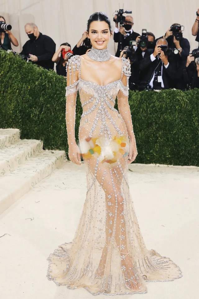 达尔·詹娜|肯豆致敬赫本闪耀Met Gala，金·卡戴珊与侃爷全黑造型让人迷惑