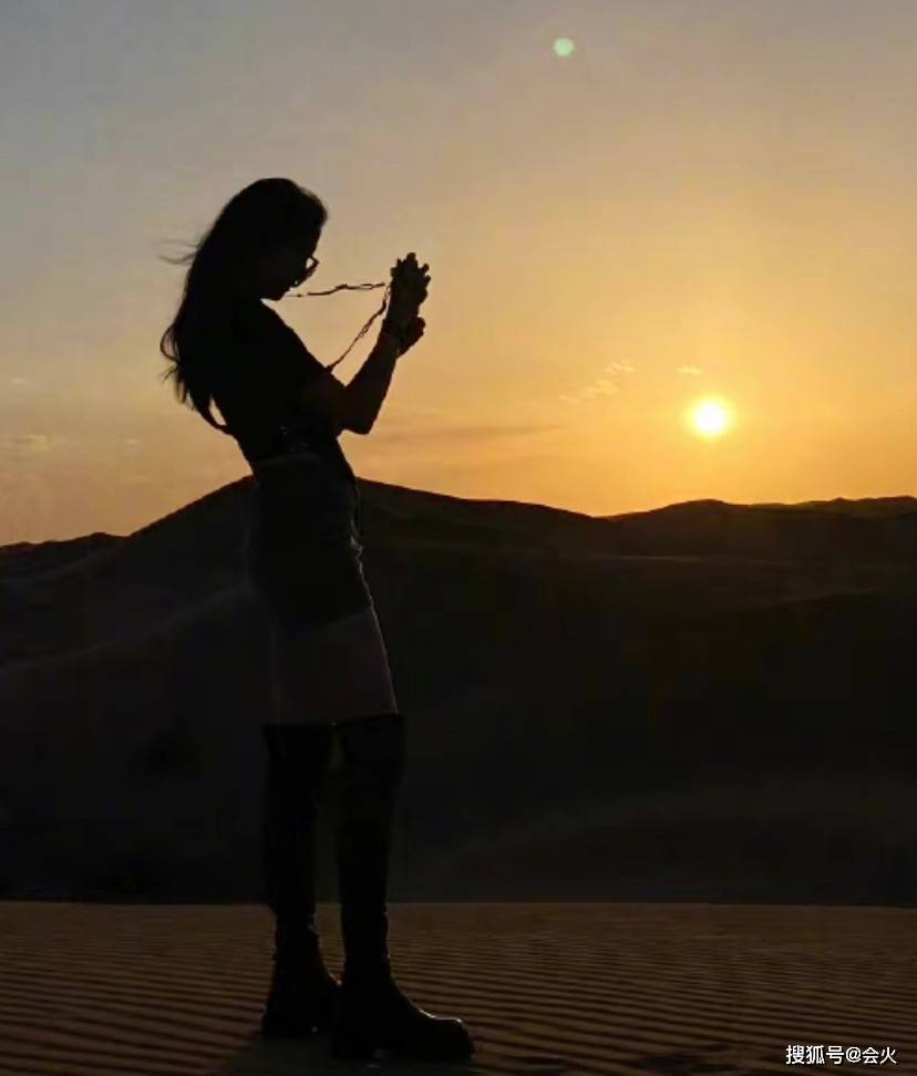女王|关晓彤沙漠旅游照曝光，随意躺沙堆上露长腿，感叹要脚踏实地