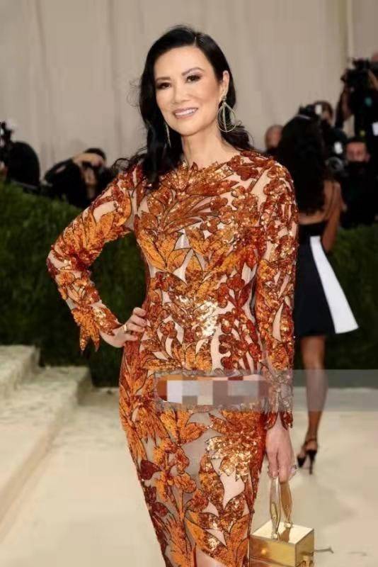 设计|52岁邓文迪才是红毯王者！穿奢华礼服尽显名媛范，涂裸色口红都美