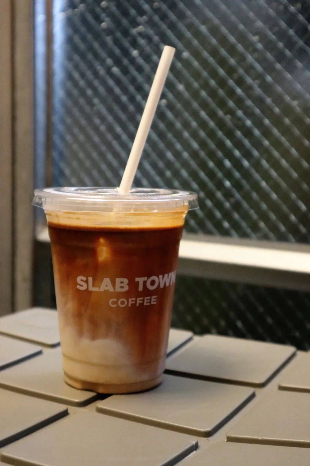 生活杂货等不同业态,一楼的窗口位则由开了三年多的咖啡店tequila