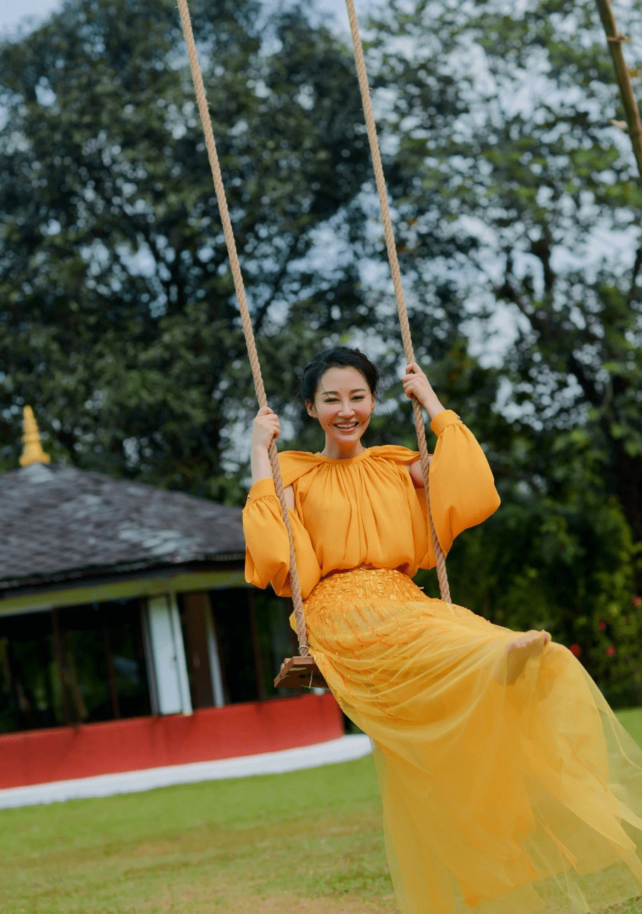 条纹|许晴真是当之无愧的“冻龄女神”,条纹衬衫裙知性优雅,简约温柔
