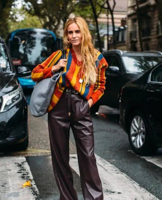 宣萱|50岁宣萱越老越美,穿浅粉针织衫配白色阔腿裤亮相,优雅又减龄