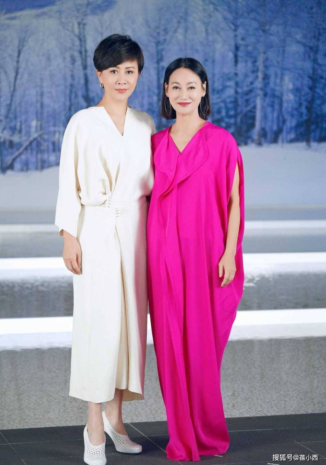 真空|惠英红打破常规，“真空”穿红色皮衣配阔腿裤，原装身材真抗老