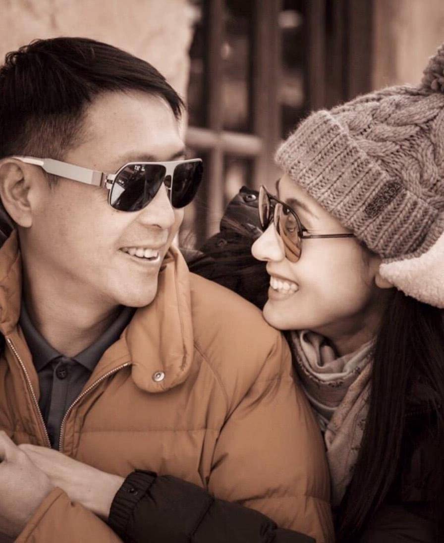 元素|李嘉欣为百亿老公庆生，两人穿搭低调甜蜜对视，结婚13年还秀恩爱