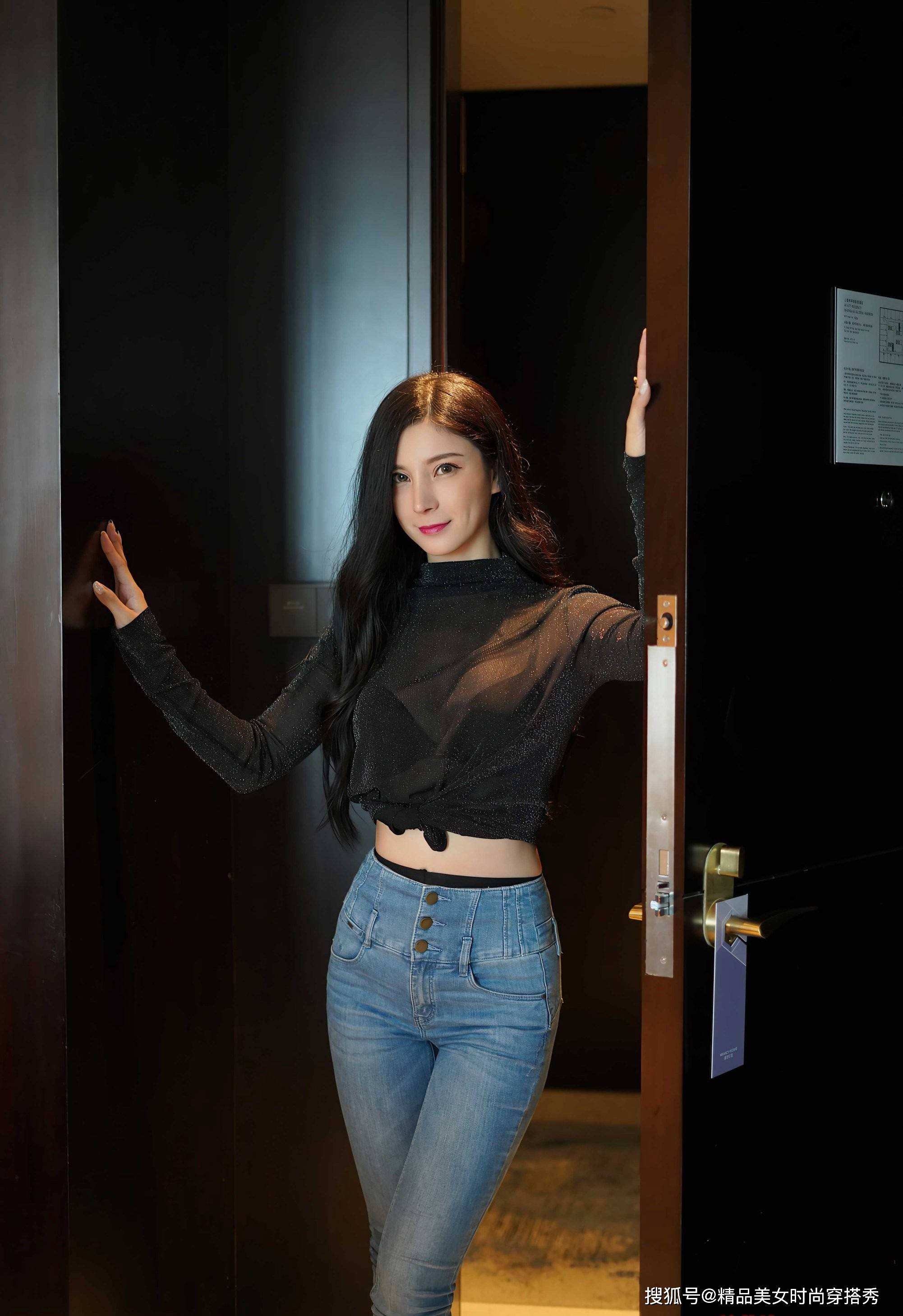 黑色|黑色透视上衣搭配牛仔裤，优雅范十足，吸睛又时尚