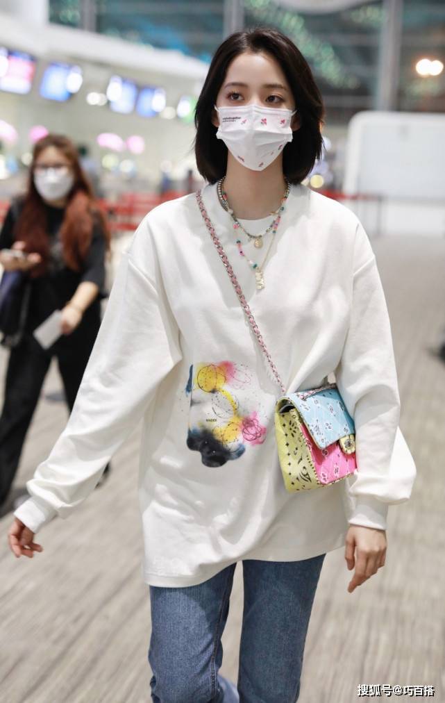 黑色|欧阳娜娜的私服发挥得太稳了！近期7套机场look，每套都亮点十足