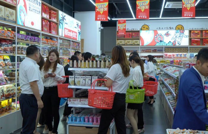 人们|打破了传统开店模式，零食店提供缤纷多彩的美食体验