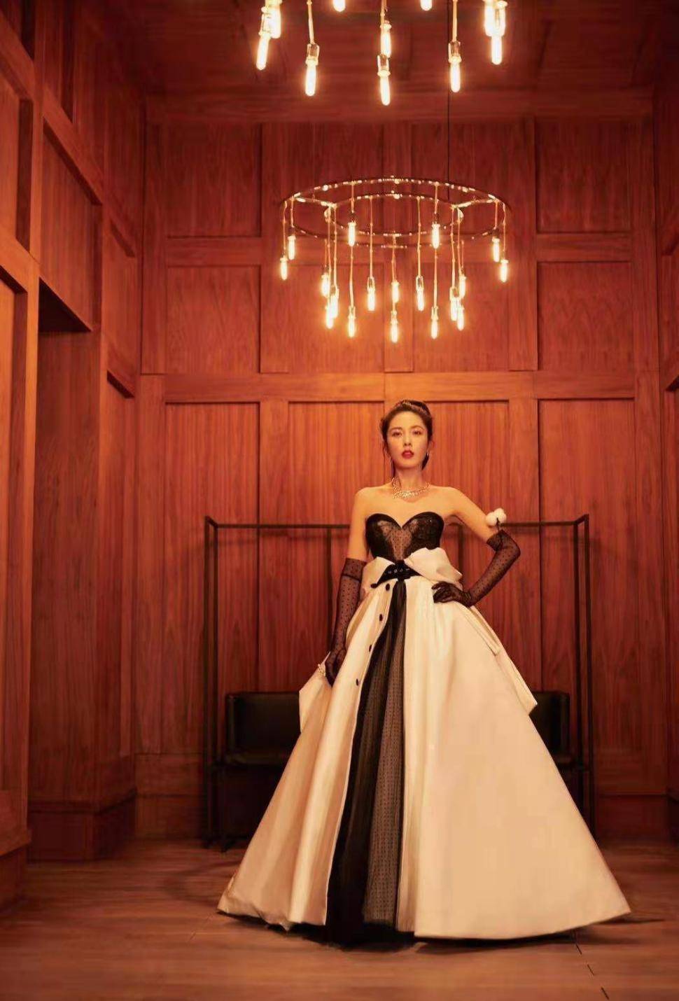 魅力|曾黎穿“酷飒装”气质满满，黑白配复古有韵味，高级感爆棚