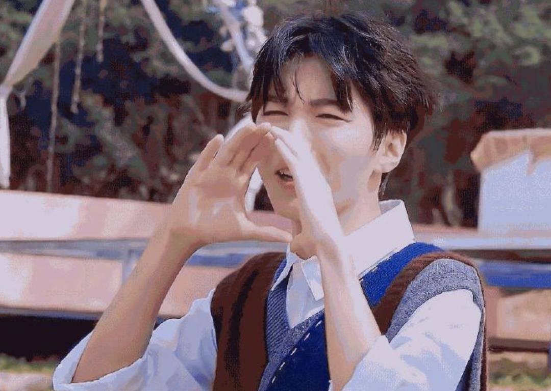 手机|《恰好是少年》王俊凯这样算轧戏吗？频繁低头玩手机，怕素颜被曝