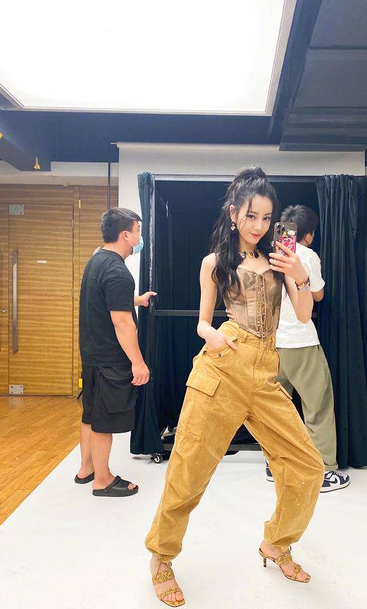 身材|迪丽热巴大秀舞姿，紧身吊带装露小香肩，大长腿蜜桃臀抢镜