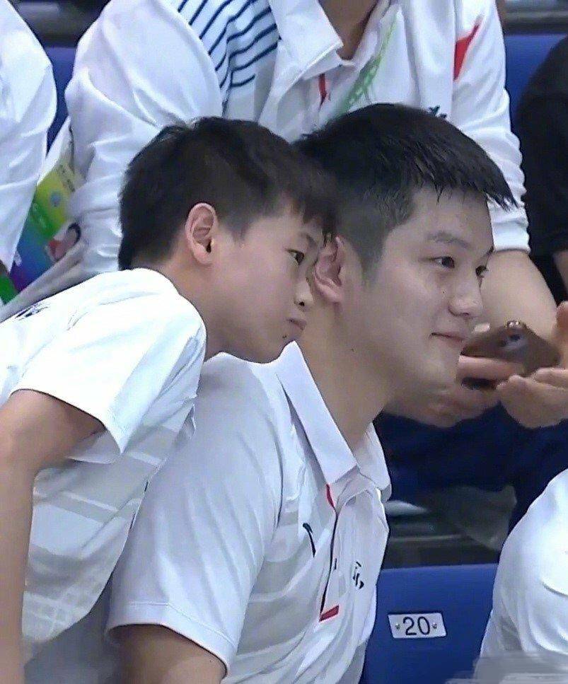 签名|全红婵观赛秒变售货员，签名送零食忙不停，樊正东甘当红姐绿叶