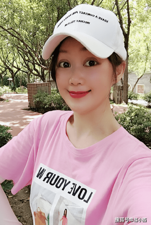 黑色|“梁小冰”哪像69年的人？穿挂脖条纹连衣裙，原装五官气质太高级