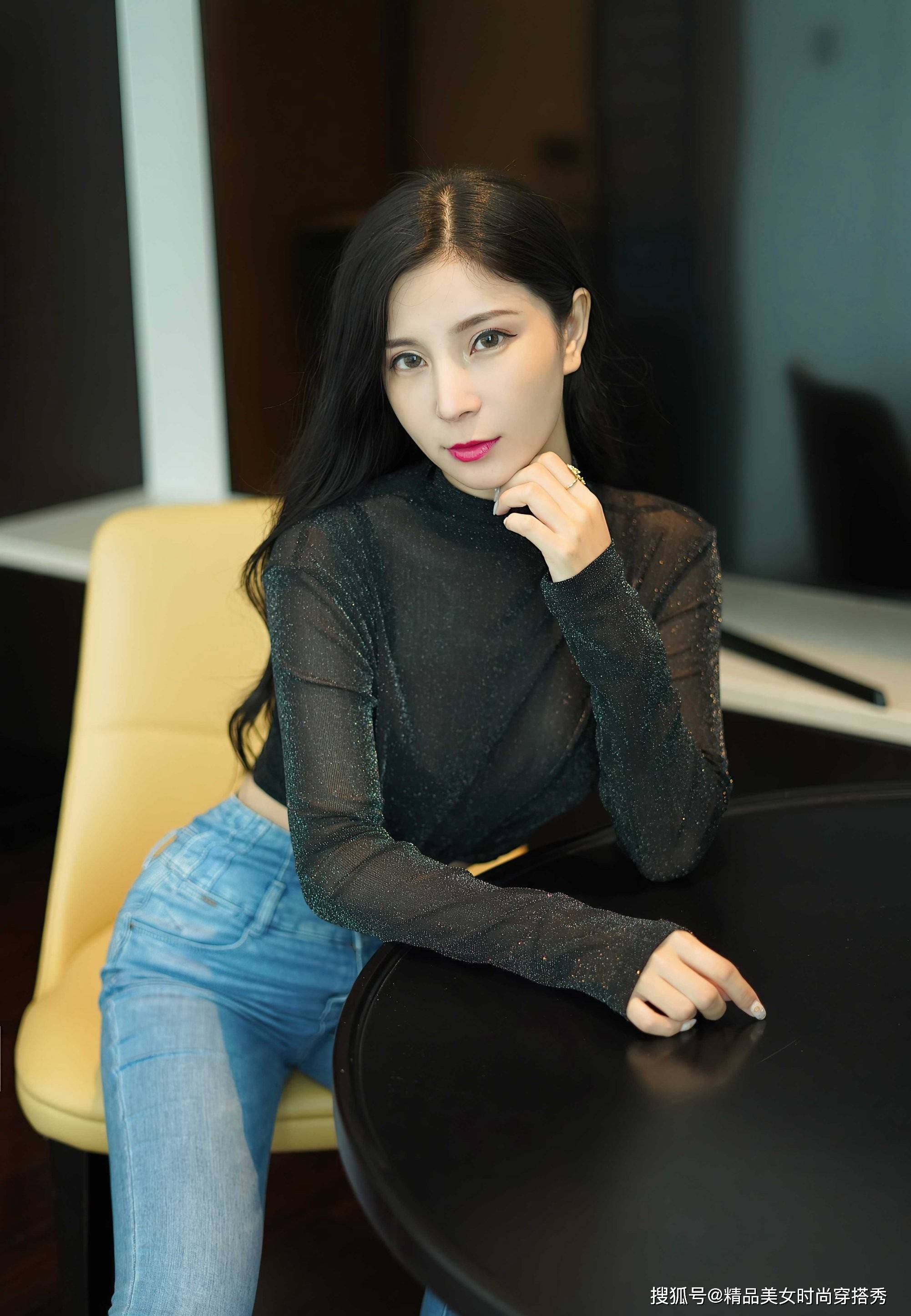 黑色|黑色透视上衣搭配牛仔裤，优雅范十足，吸睛又时尚