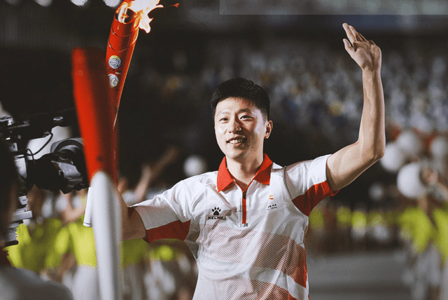 步枪运动员杨倩最终点燃圣火,马龙和杨倩也实现了难得的"神仙同框"