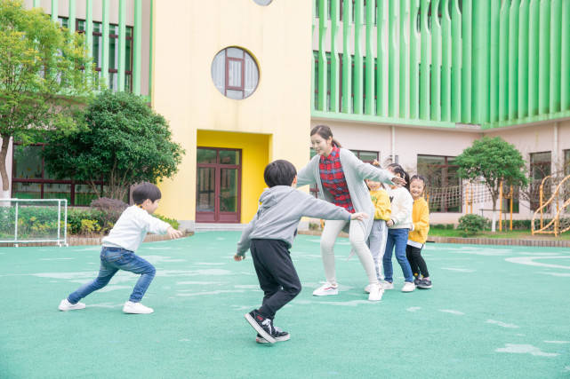 同伴|孩子上幼儿园那么难，直接上小学算了！了解幼儿园的意义，不纠结