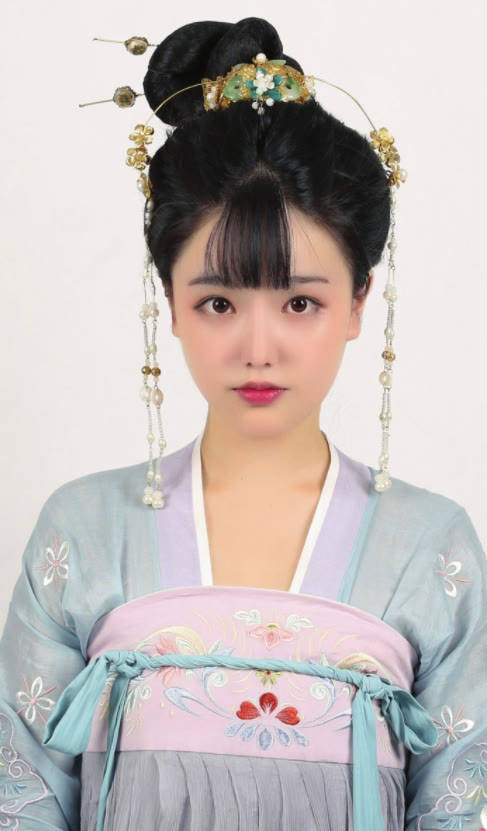 发髻|唐风少女造型：变形灵蛇髻包发