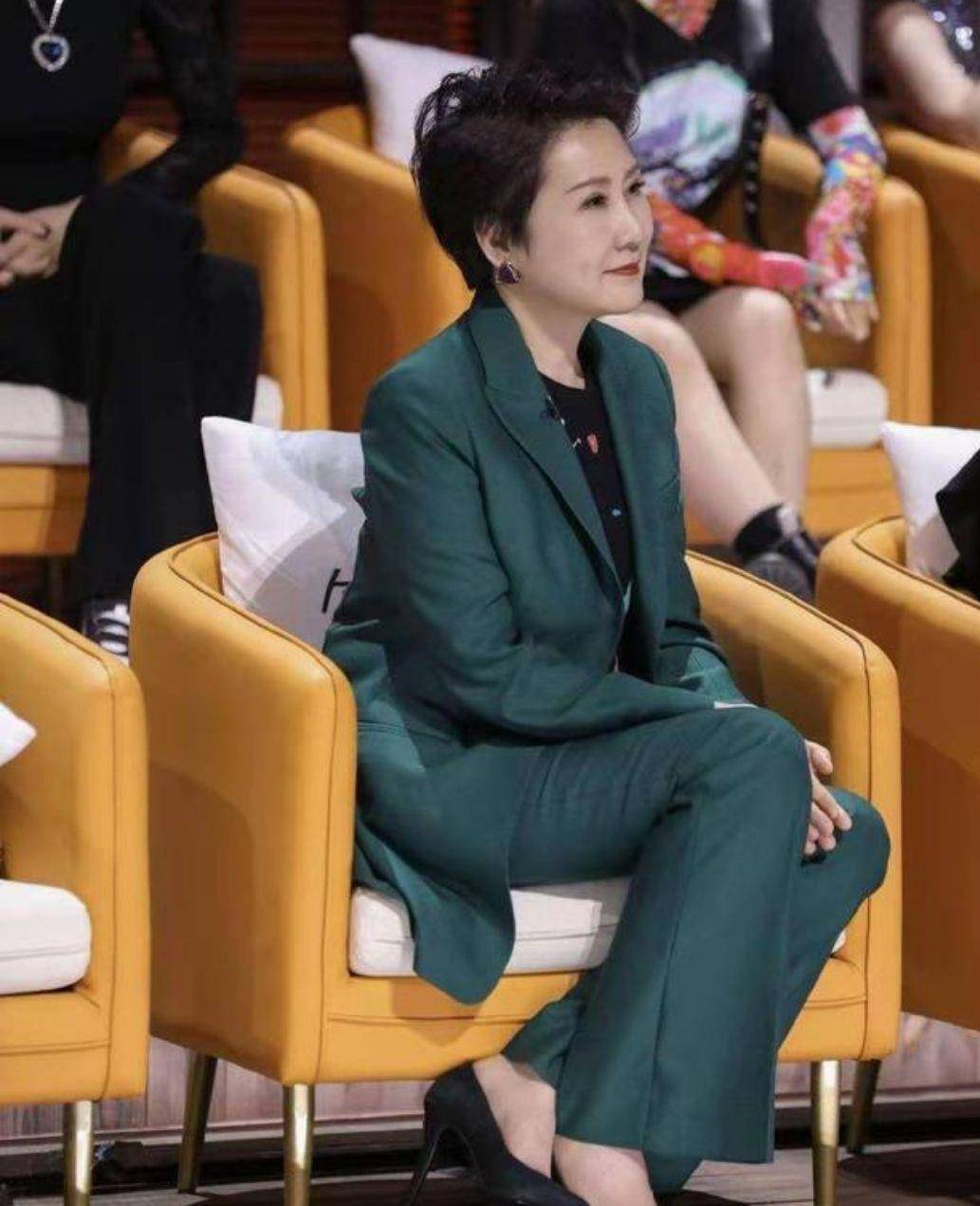 卡通|58岁张凯丽太会穿衣了，穿墨绿西装优雅时尚，端坐台上hold住全场