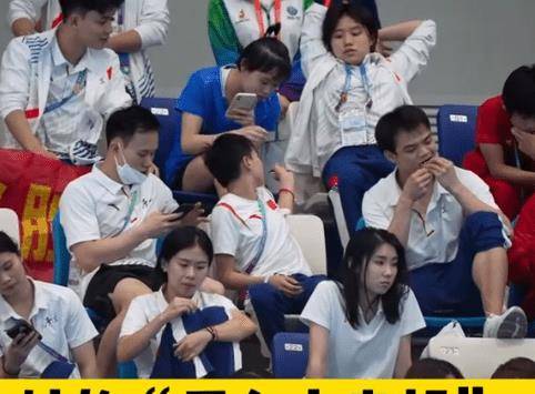 签名|场下也抢镜！全红婵为师姐加油，忙着签名+分享零食，谁注意张家齐