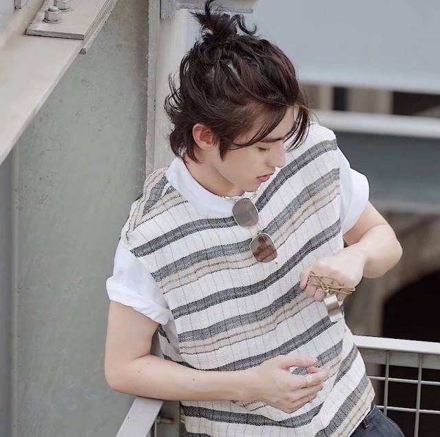 作为一个|蔡徐坤全新杂志曝光，首次挑战硬汉风格，这个风格hold住了吗