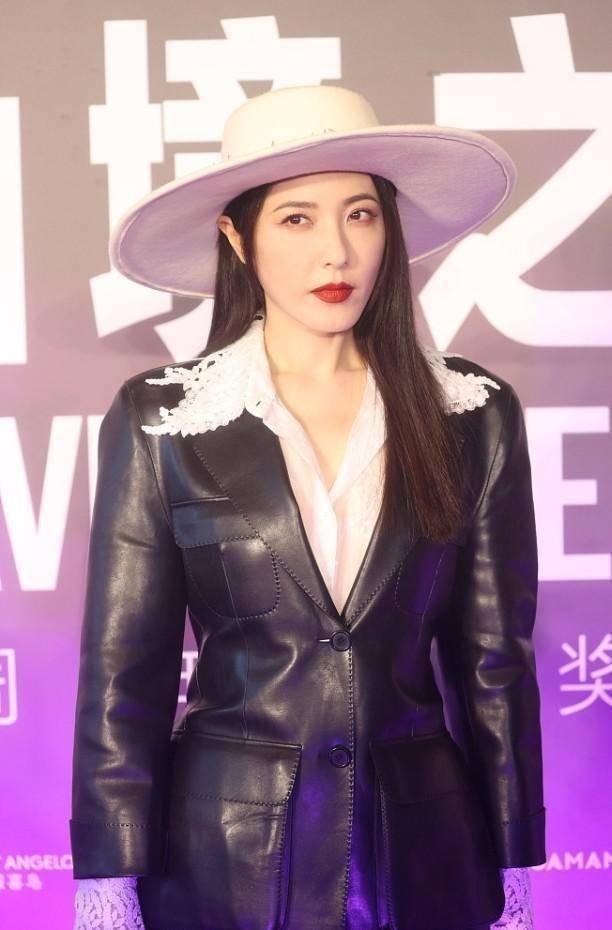 魅力|曾黎穿“酷飒装”气质满满，黑白配复古有韵味，高级感爆棚