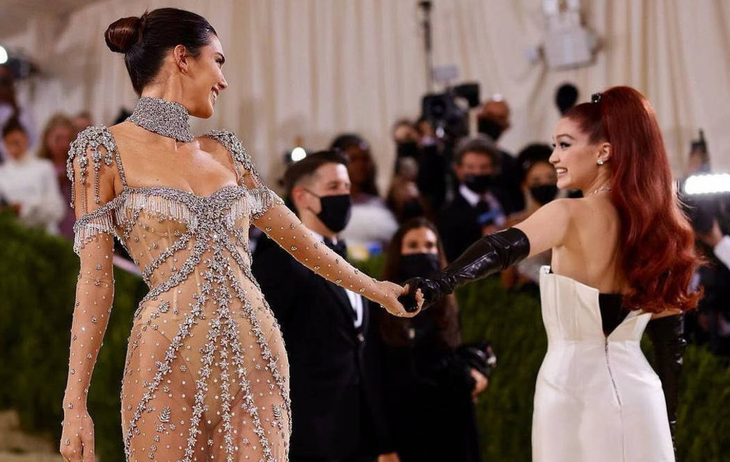 一身|绝美！詹娜梦幻长裙惊艳红毯，神似赫本，又是羡慕布克的一天