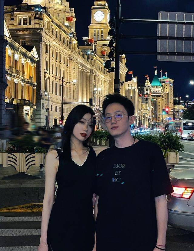 好身材|范志毅的女儿美得高调，吊带裙拼接珍珠流苏，好身材展露无遗