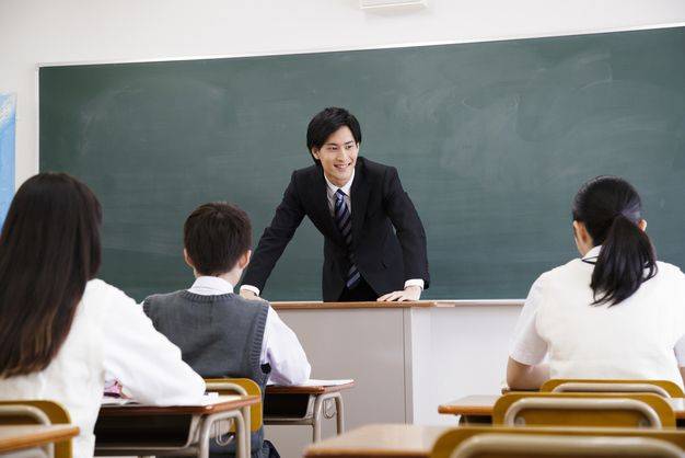 日本教师 减负 废止资格更新制度 外国人如何在日本做老师 考试