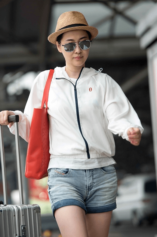 经典|梅婷真是“阿姨辈顶流”，白色外套配牛仔短裤休闲洒脱，时髦温柔