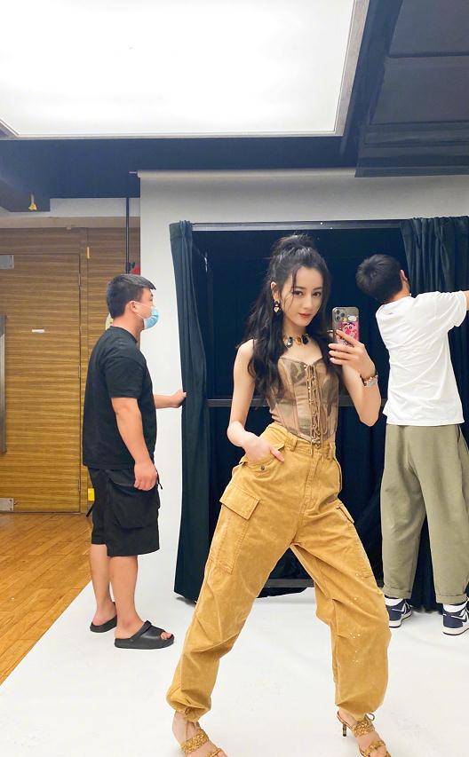 身材|迪丽热巴大秀舞姿，紧身吊带装露小香肩，大长腿蜜桃臀抢镜