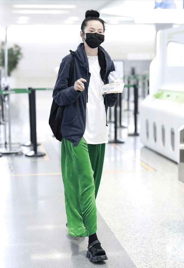 恋情|雎晓雯金大川默认恋情，黑白穿搭简约随性，超模的气质真不一般