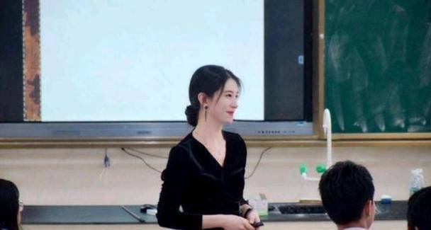 网上很火的女子高中校长 a8d063eb201e4766a5e0708b676f3876.jpeg