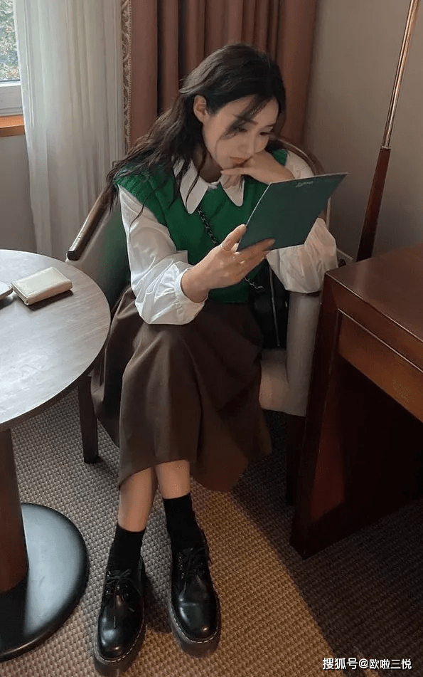 黑色|她的穿搭:衬衫+马甲+半裙穿搭,文艺又复古!