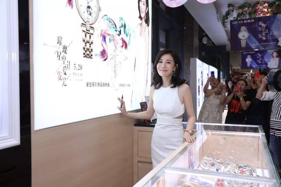 真会|佘诗曼真会“扮嫩”，灰色连体裤配牛仔外套减龄俏皮，洋气又精致