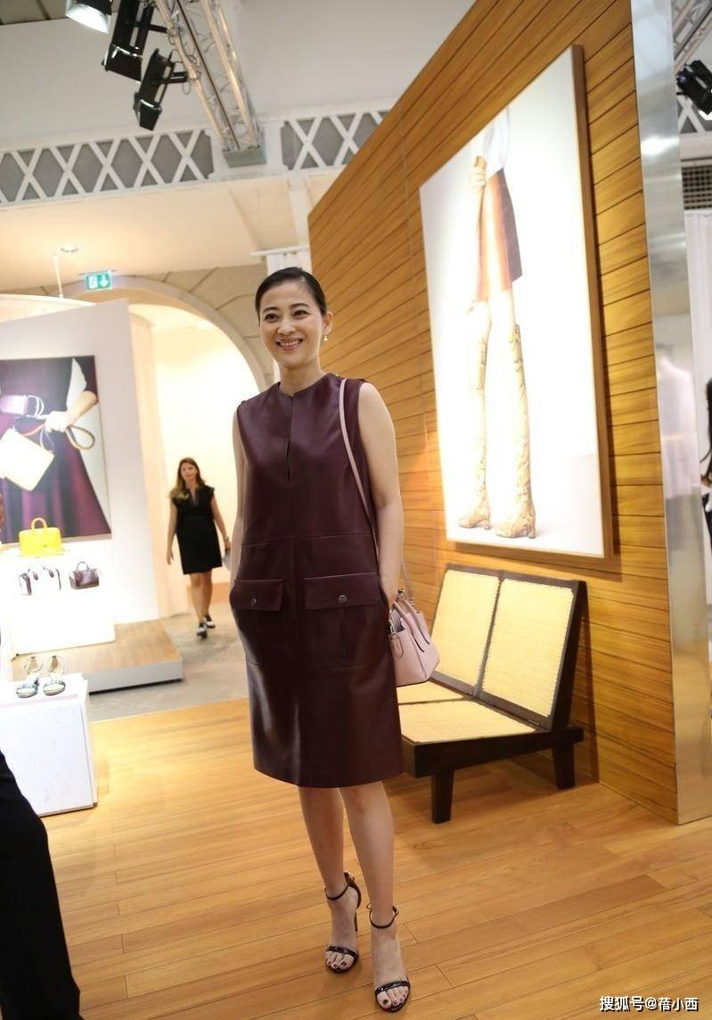 设计|梅婷脱离微胖圈后真会穿，无袖皮裙领口“开条缝”，高级感无敌了