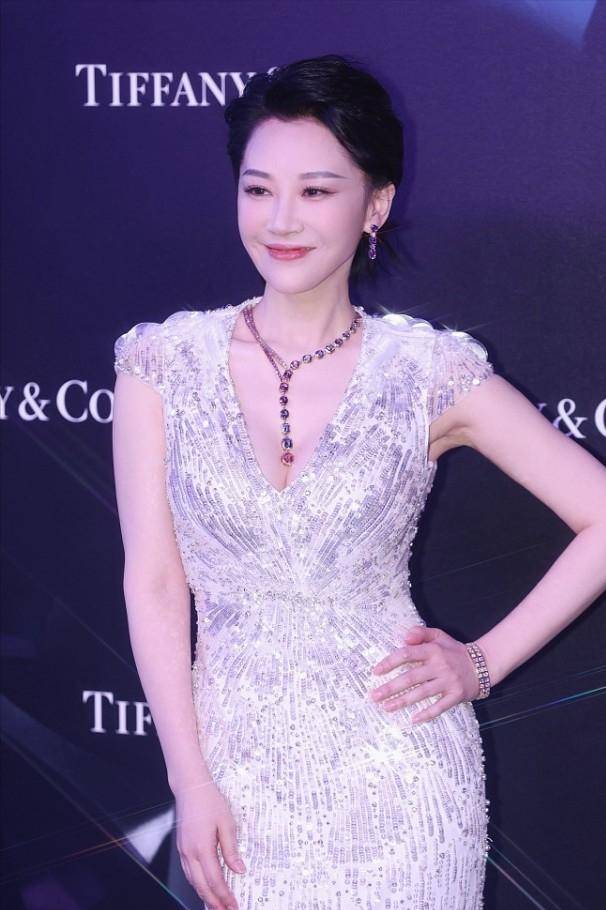 的优点|许晴的状态过分了，穿“钻石裙”微微一笑宛如少女，优雅气质太绝