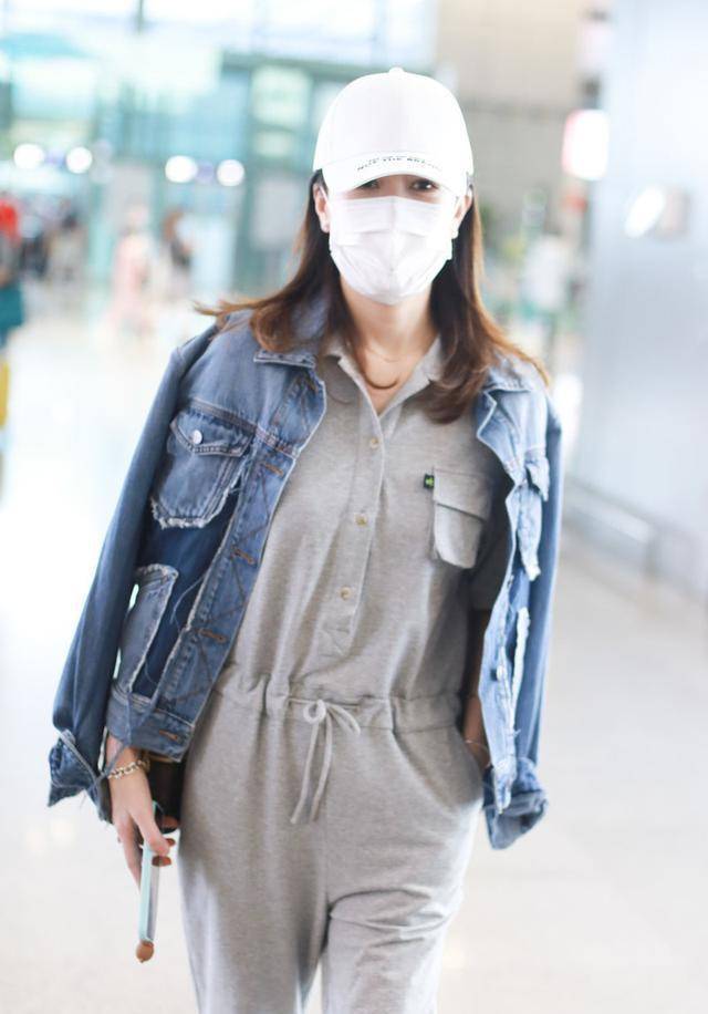 真会|佘诗曼真会“扮嫩”,灰色连体裤配牛仔外套减龄俏皮,洋气又精致