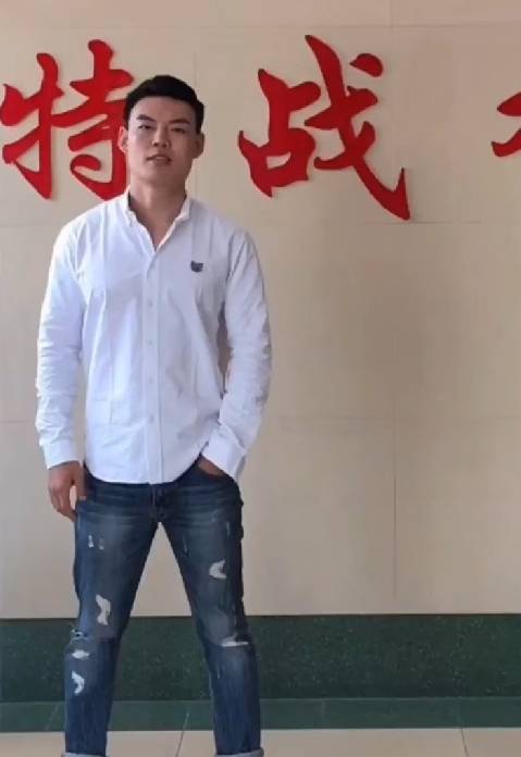 退伍老兵苦练寸拳绝技,出手如闪电碎砖,被称为"当代李小龙"_薄振亚