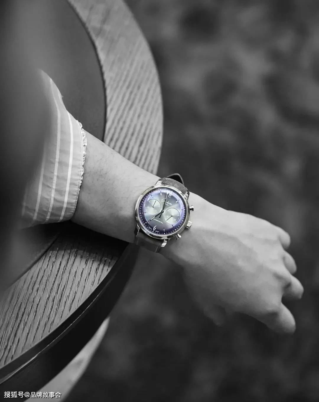 �ںϾ�����Ħ��,�����߽������յ�ԭ���ڳɶ���ʱ��֮��