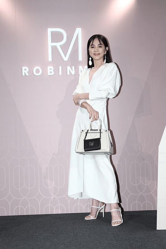 服装|中年的陈嘉桦真不那么“假小子”了，穿白裙配锁骨发，美得不像话