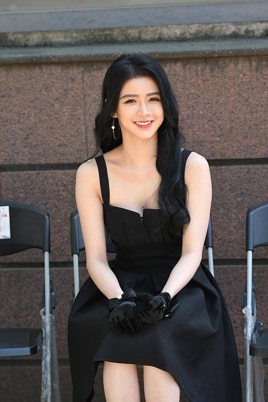 蔡卓希|蔡卓希看不出离过婚，穿黑裙好妩媚，但“苍蝇腿睫毛”好减分