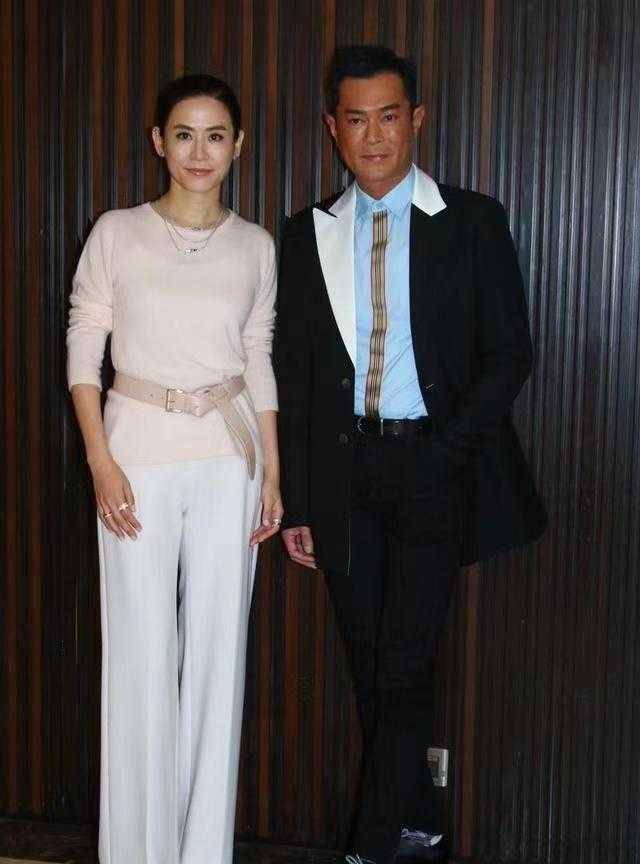 宣萱|50岁宣萱越老越美,穿浅粉针织衫配白色阔腿裤亮相,优雅又减龄