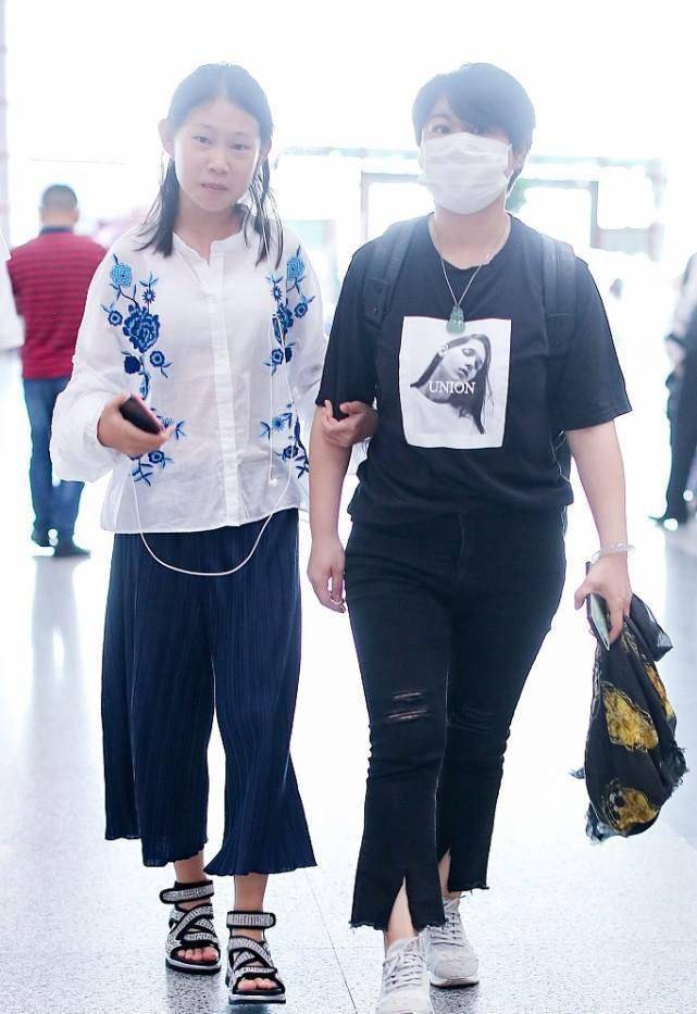 沈春阳|小沈阳女儿真长大了，身高赶上妈妈沈春阳，穿得休闲清新挺时髦