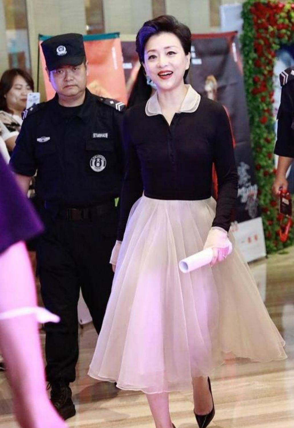 面料|杨澜越老越有气质，穿粉色蓬蓬裙亮相，仍有少女的时尚魅力