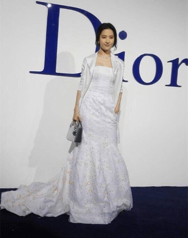 魅力|刘亦菲“仙女下凡”逛商场，穿西装看着挺飒，戴墨镜更显得脸小