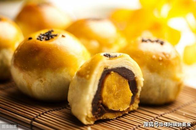 蛋黄酥|这5种常吃的小零食，热量堪比喝油，怪不得你越减越肥