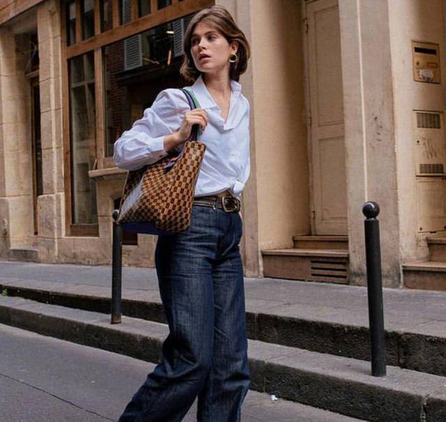 因为|76岁李谷一罕见露面!穿豹纹修身裤“叠腿坐”,戴金耳环太富态